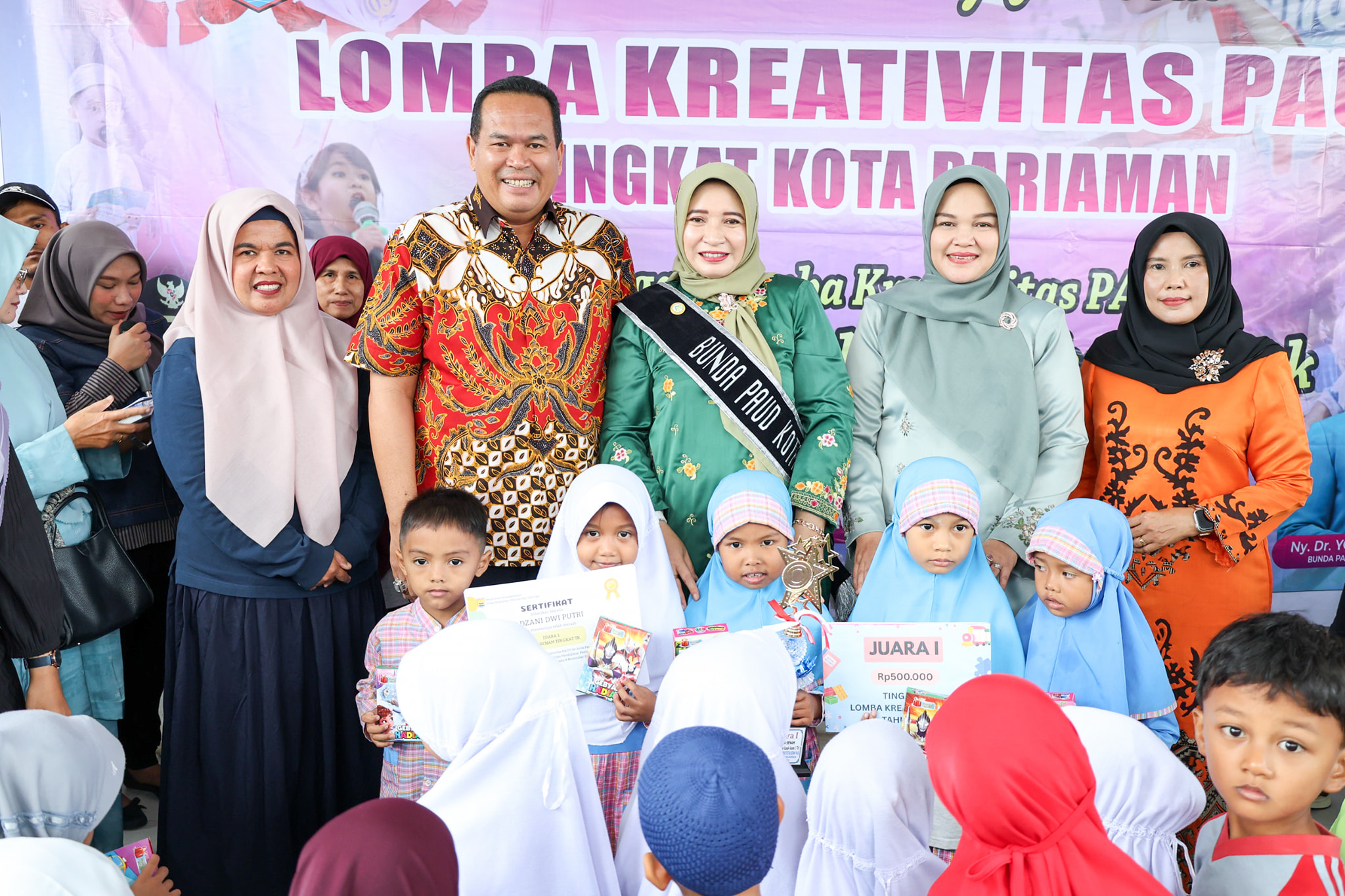 Wali Kota Pariaman Yota Balad serahkan hadiah Lomba Kreativitas Siswa PAUD 2025. Diikuti 1.500 peserta dengan 5 kategori lomba.
