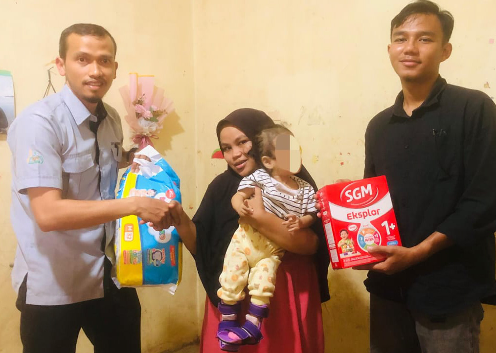 UPZ Baznas Semen Padang menyalurkan Dennis Brown splint kepada balita penderita spina bifida di Kota Padang untuk dukung terapi berjalan.