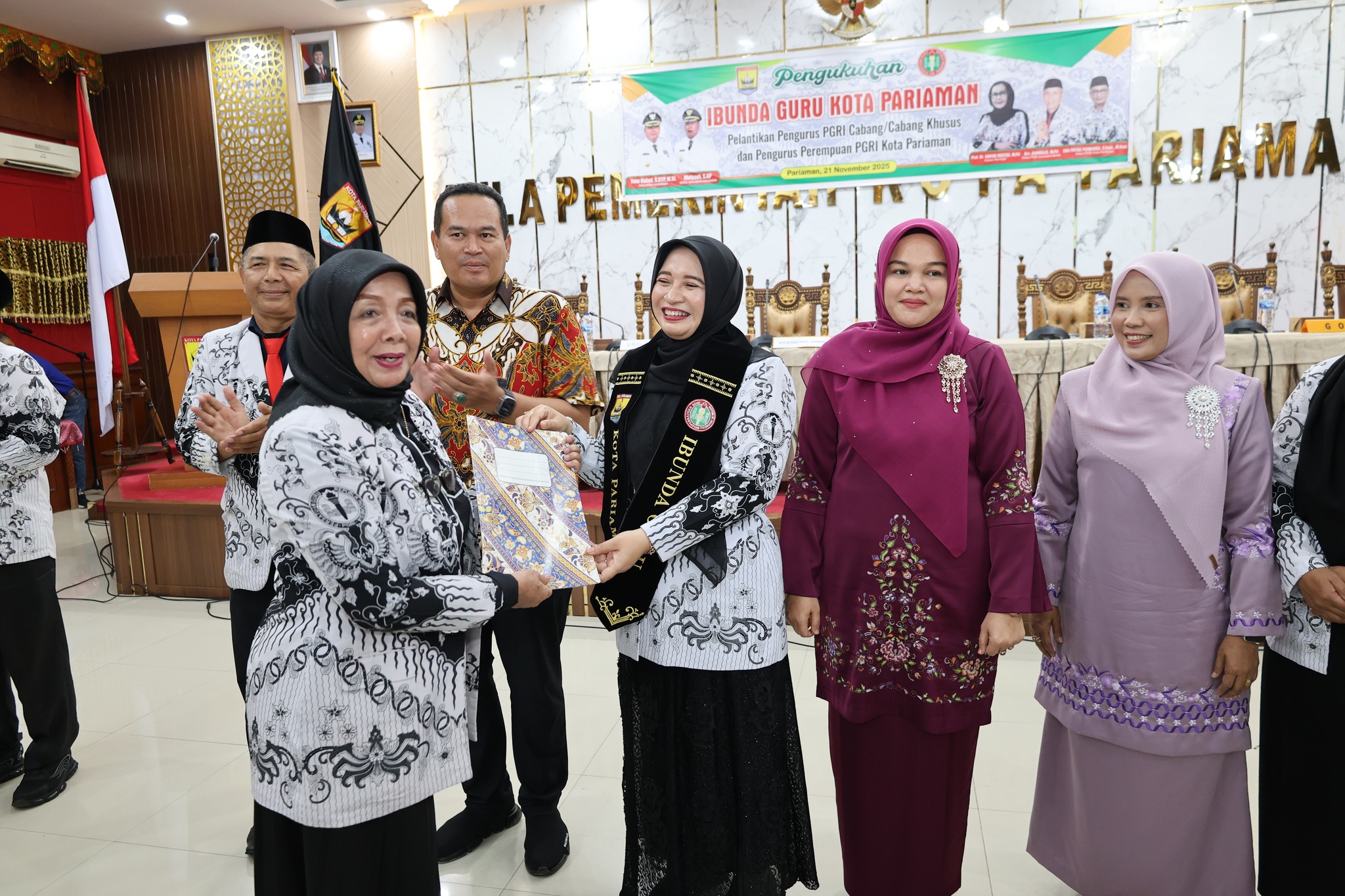 Ny Yosneli Balad dikukuhkan sebagai Ibunda Guru Kota Pariaman periode 2025&ndash;2030, bersamaan pelantikan pengurus PGRI se-Kota Pariaman.