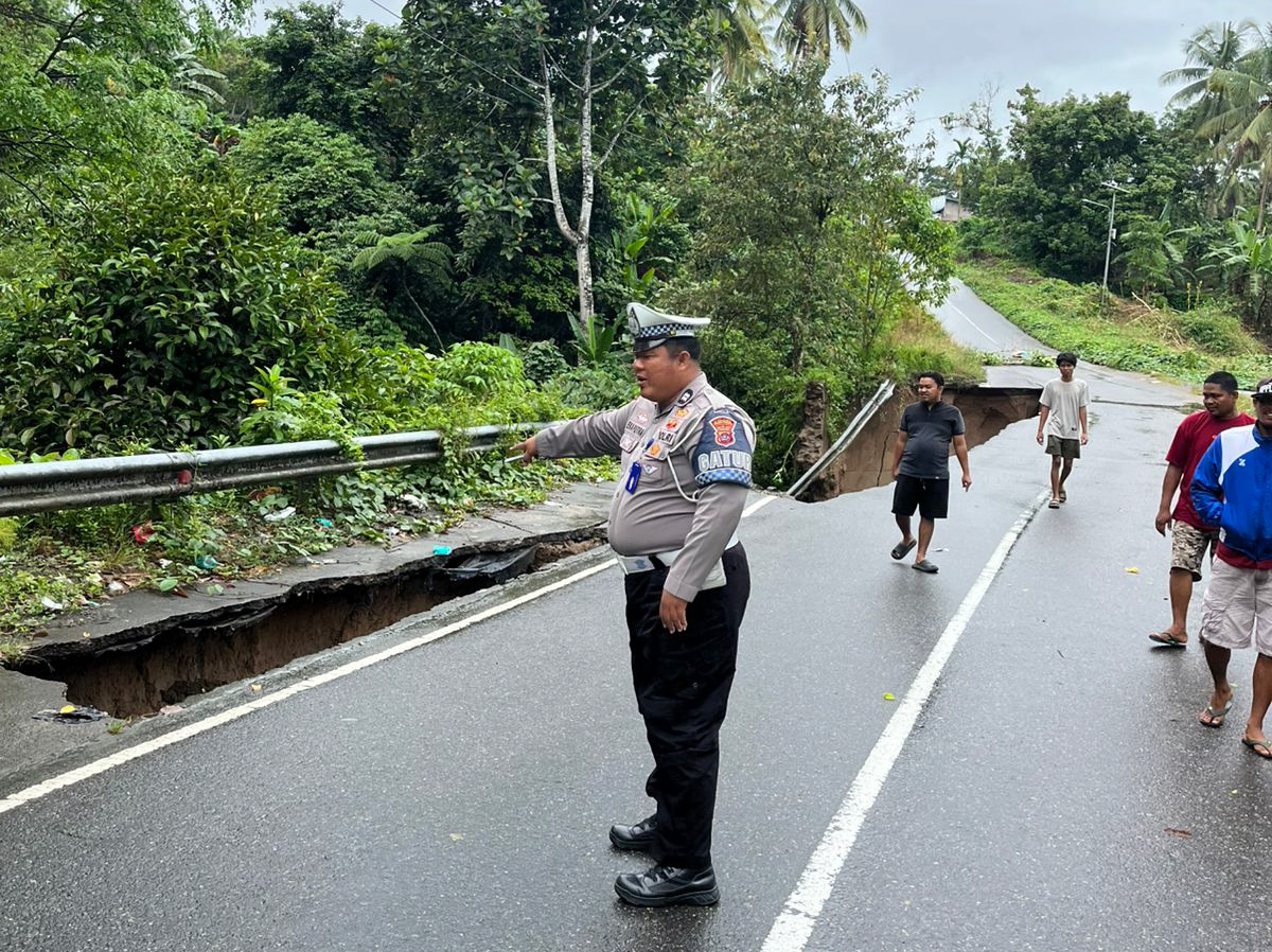 Jalan depan RSUD Padangpariaman amblas Sabtu dini hari, akses ke Polres lumpuh total. Polisi berlakukan pengalihan arus lalu lintas. (Foto: Polres Padangpariaman)