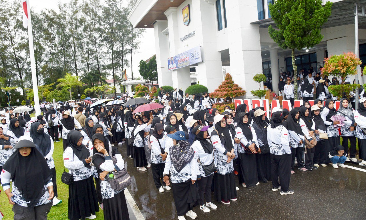 Sekitar 2.350 guru dan keluarga ikut Jalan Sehat HGN 2025 dan HUT ke-80 PGRI di Kota Pariaman dengan start&ndash;finish halaman Balai Kota.