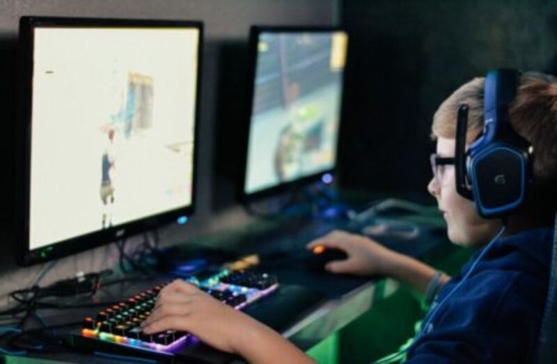 Kebiasaan kecil pemain gim pemula terbukti meningkatkan skill kompetitif lewat konsistensi, evaluasi gameplay, dan manajemen latihan. (Foto: One Esport)