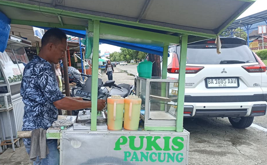 Kue pancong tradisional masih bertahan di Padang. Pedagang di Pasar Lubuk Buaya meraih omzet hingga Rp500 ribu per hari.