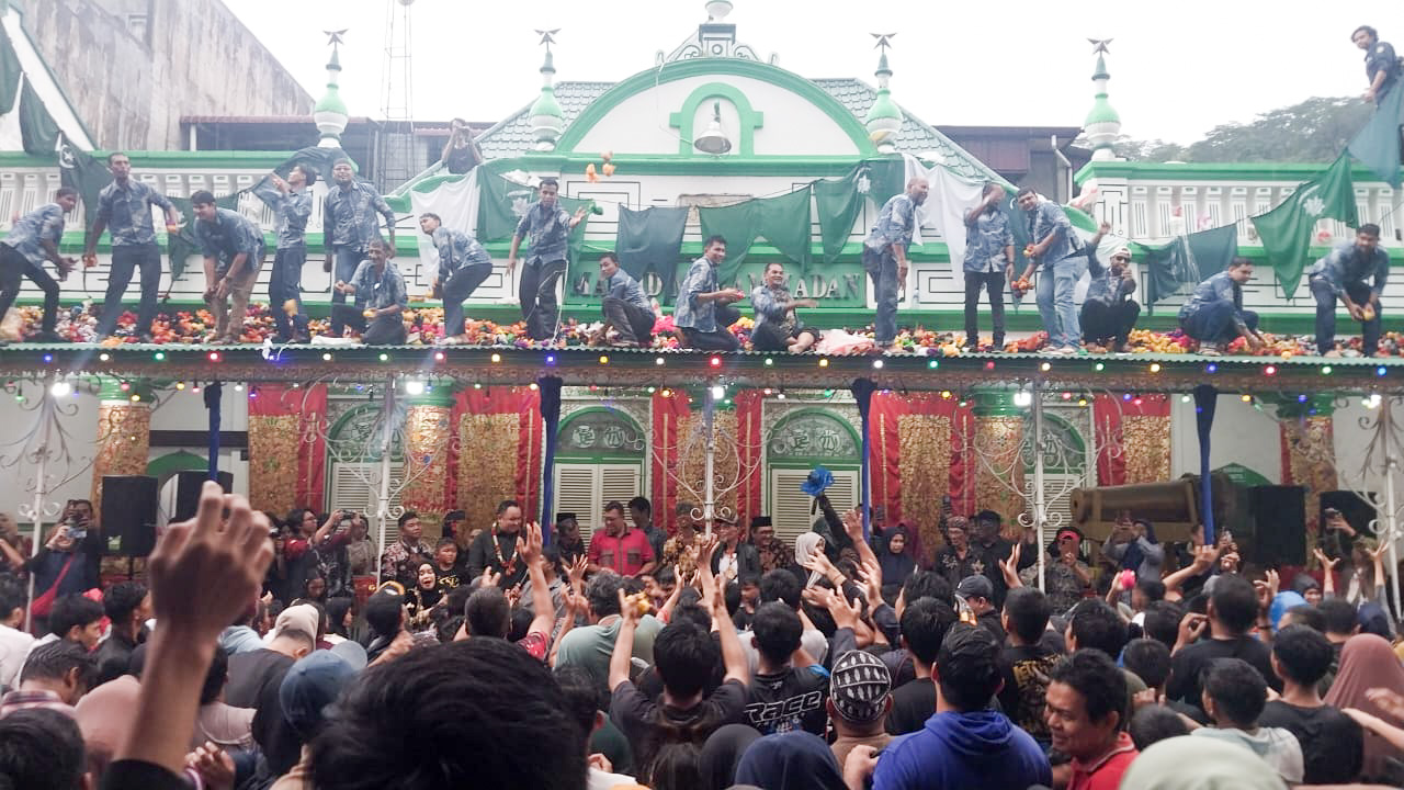 Tradisi Serak Gulo 2025 di Padang tebar 4 ton gula, libatkan ribuan warga, didukung Pemko dan Pemprov Sumbar, warisan budaya tak benda Indonesia. (Foto: Mengki K/Padeks)