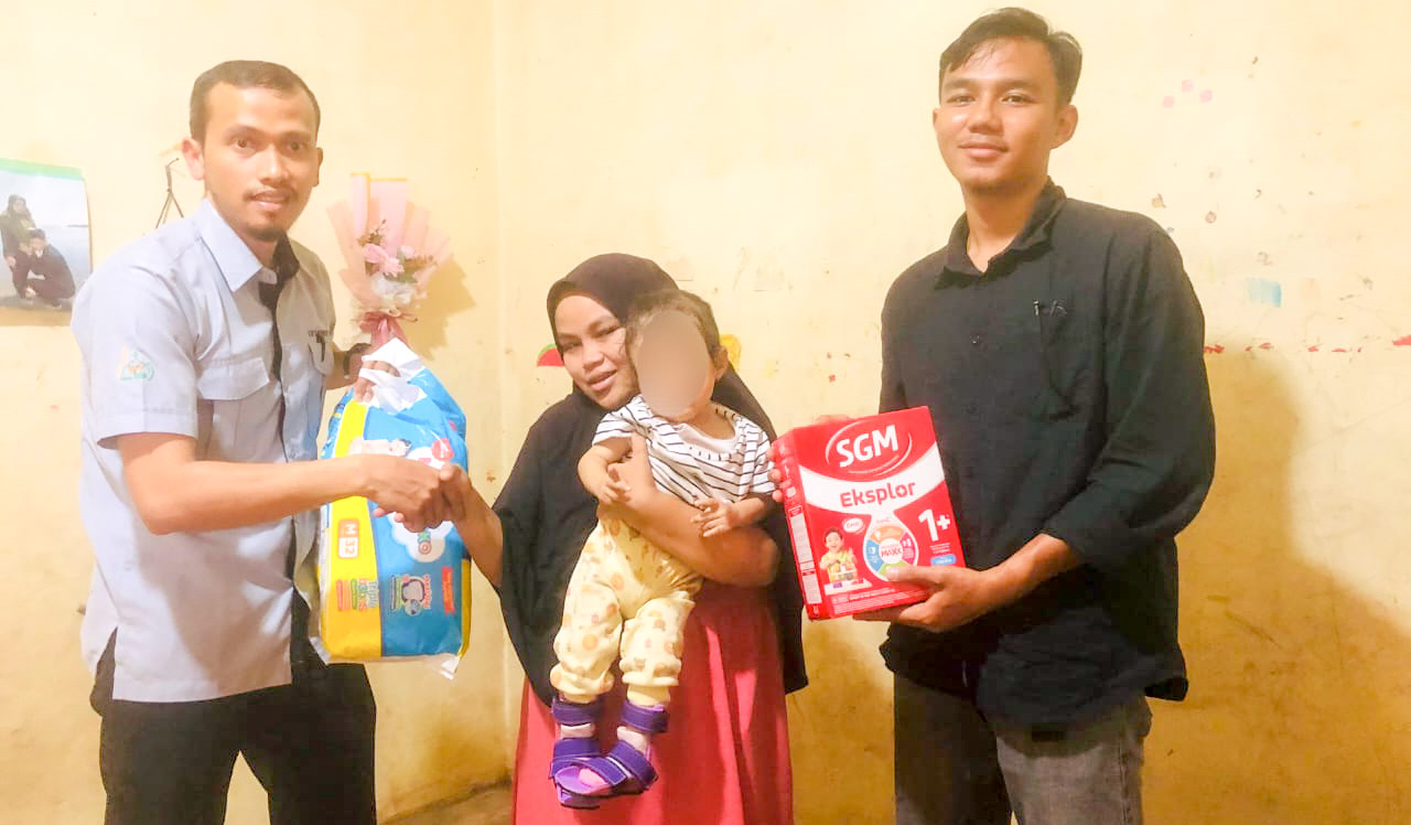 Keluarga pekerja pabrik roti di Padang mendapat bantuan UPZ Baznas Semen Padang untuk mendukung pengobatan dan perawatan balita.