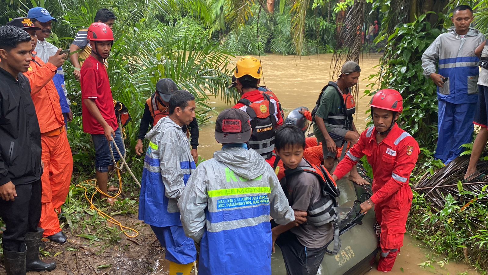 Warga terjebak luapan sungai di Palembayan, Agam, berhasil dievakuasi Tim SAR gabungan dalam kondisi selamat.