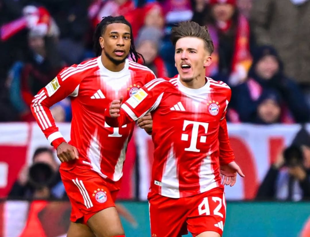 Lennart Karl (kanan) dan Michael Olise merayakan gol saat Bayern menang 6&ndash;2 atas Freiburg di Allianz Arena.(Foto: Instagram @fcbayern)