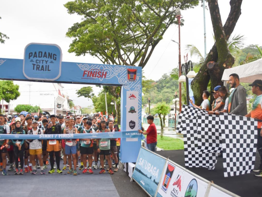 Wali Kota Padang Fadly Amran melepas 450 peserta Padang City Trail 2025 di bawah Jembatan Siti Nurbaya. (Foto: Prokopim)