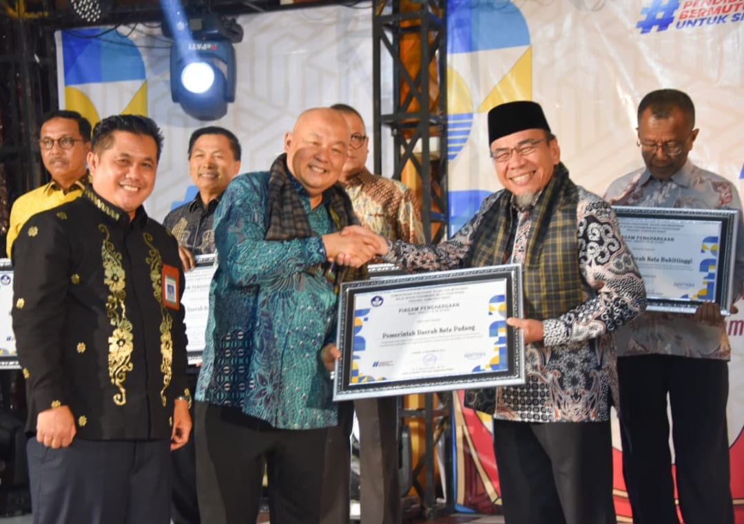 Wakil Wali Kota Padang Maigus Nasir menerima empat penghargaan pendidikan dari BBPMP Sumbar pada Malam Apresiasi di Kantor BBPMP Sumbar, Jumat (21/11/2025).(Foto: Prokopim)