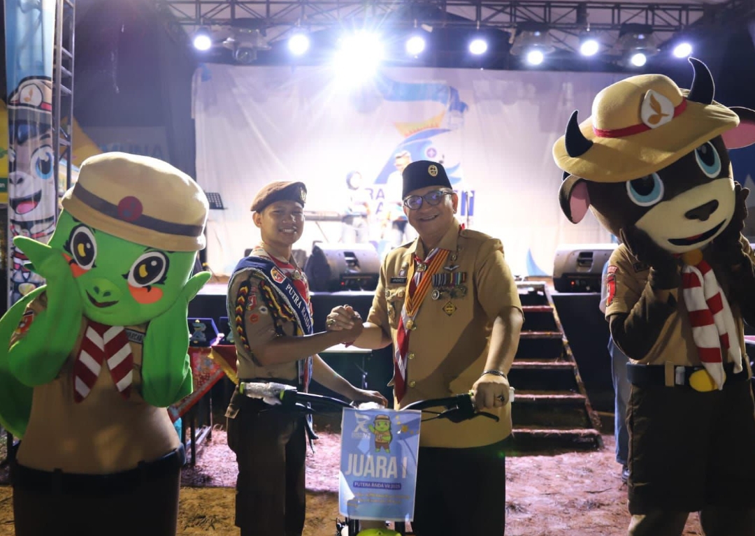 Sekda Padang sekaligus Ketua Kwarcab 09, Andree Algamar menyerahkan hadiah kepada juara pada Malam Penutupan Raimuna Daerah VII Sumbar di Bumi Perkemahan Kwarcab Padang.(Foto: Prokopim)