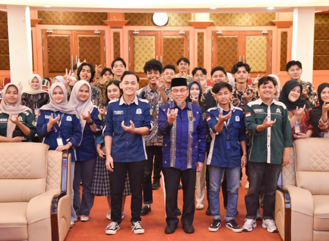 Wawako Padang Maigus Nasir bersama Mahasiswa FTSP UBH, peserta Pembekalan Kepemimpinan. (Foto: Prokopim)