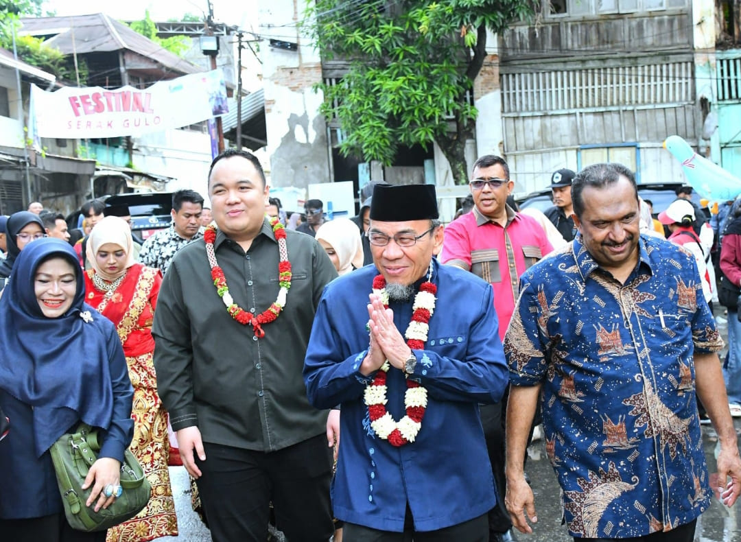 Wakil Wali Kota Padang Maigus Nasir hadiri Tradisi Serak Gulo 2025 di Masjid Muhammadan Pasa Gadang, Sabtu (22/11/2025).(Foto: Prokopim)