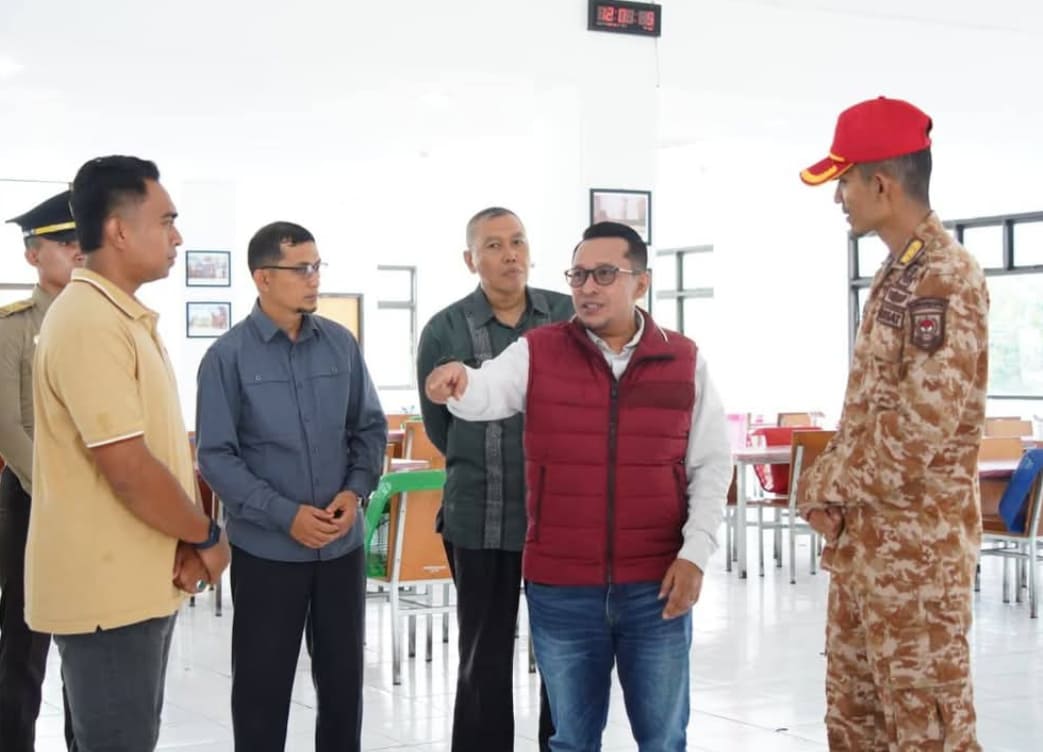 Bupati Tanah Datar Eka Putra meninjau kesiapan lokasi Retret Wali Nagari di IPDN Kampus Sumbar, Sabtu (22/11/2025).(Foto: Prokopim)