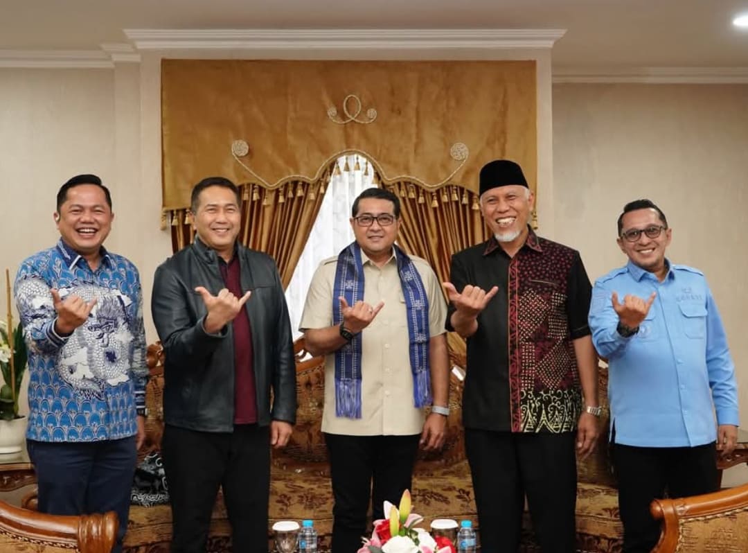 Menteri Teuku Riefky Harsya (tengah) didampingi Gubernur Mahyeldi dan Bupati Eka Putra (kanan) di BIM. (Foto: FB Eka Putra)