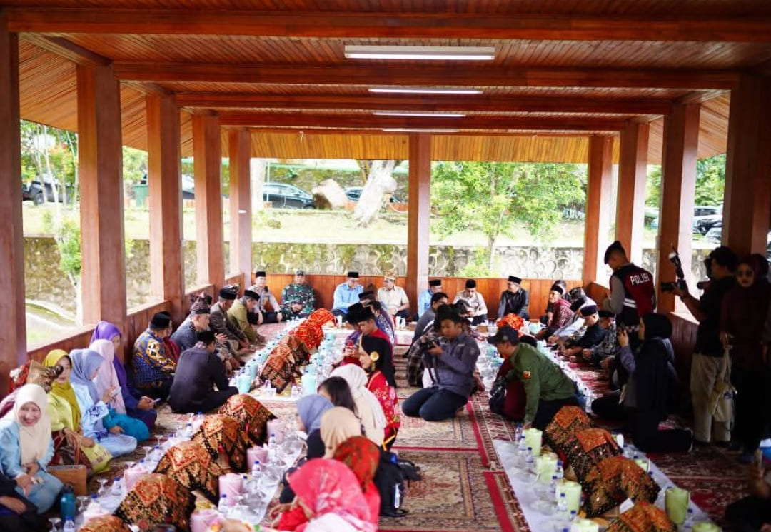 Menteri Ekraf Teuku Riefky menikmati makan bajamba bersama Bupati Eka Putra di Pagaruyung, Tanahdatar.(Foto: Prokopim)
