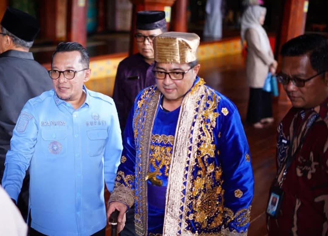 Menteri Teuku Riefky bersama Bupati Eka Putra (kiri) mengenakan pakaian adat Minangkabau usai makan bajamba di Pagaruyung, Tanahdatar.(Foto: Prokopim)