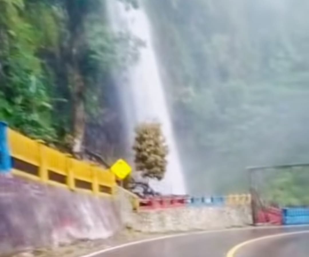 Kawasan Lembah Anai dan arus lalu lintas Padang&ndash;Bukittinggi dilaporkan aman, Minggu (23/11). (Foto: Tangkapan layar video warga)