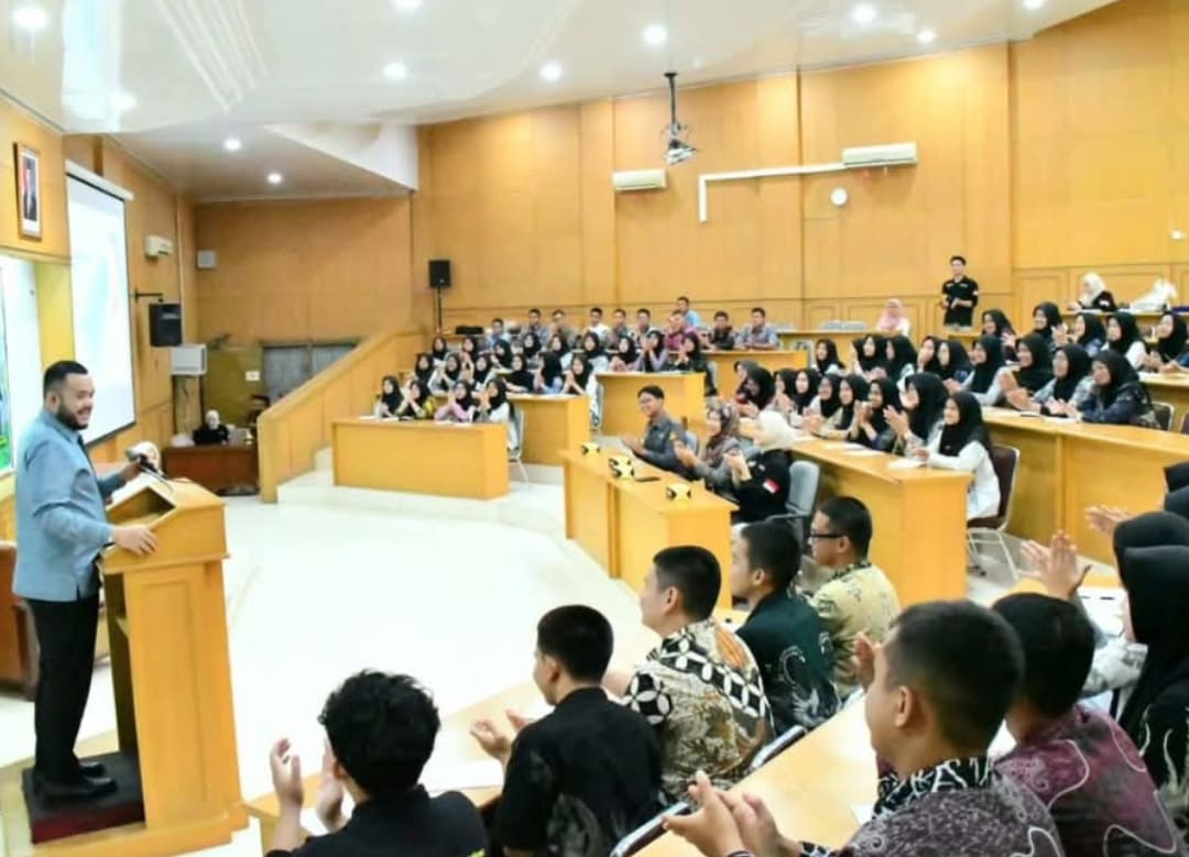 Wali Kota Padang Fadly Amran berbicara di depan mahasiswa FKG Unand dalam Seminar Sekolah Legislatif 2025.(Foto: Prokopim)