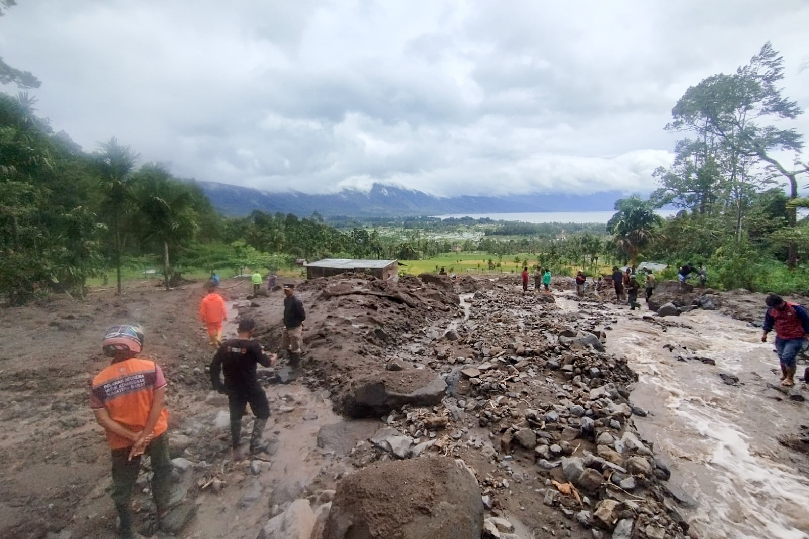BPBD Agam dan Dinas PUTR Agam bersama Forkopimca Kecamatan Tanjung Raya melakukan peninjauan banjir bandang di Nagari Paninjauan, Minggu (23/11/2025). (Foto: BPBD Agam)