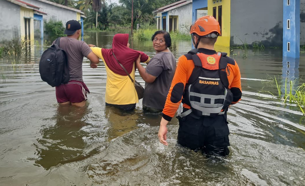 Warga Perumahan Graha Dwi Chandra, Padangpariaman berhasil dievakuasi tim SAR gabungan setelah banjir merendam area tersebut, Minggu (23/11/2025). (Foto: SAR Padang)