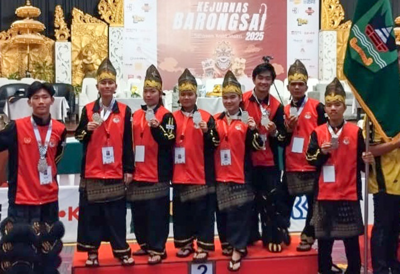 Kontingen Sumbar yang meraih Medali Perak Kategori Tradisional Kejurnas Barongsai 2025 di Bali, Sabtu (22/11/2025) malam. (Foto: FOBI Sumbar)