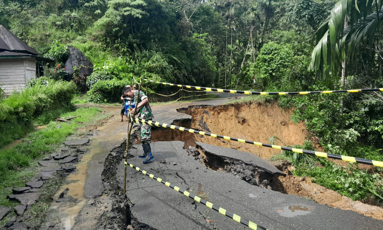 Jalan Provinsi Palembayan&ndash;Bukittinggi amblas, akses dialihkan total. Pengendara diarahkan melalui Palupuah dan Kelok 44, Minggu (23/11/2025).