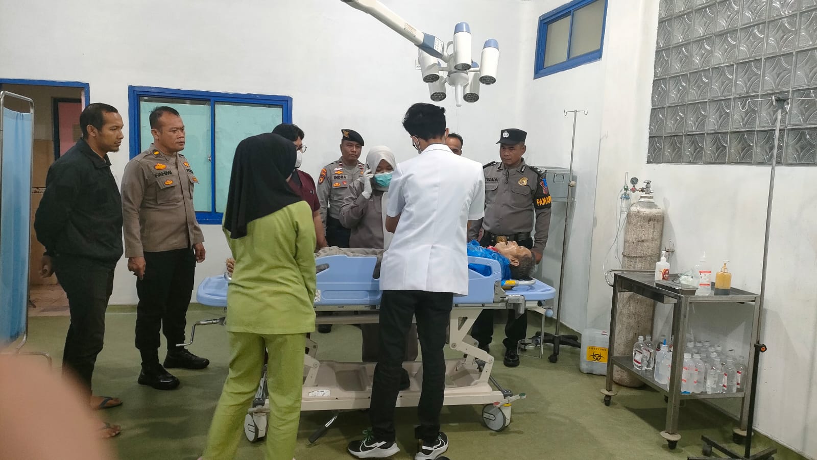 Seorang lansia ditemukan meninggal dunia di Padang Birik-Birik, Pariaman Utara. Polisi pastikan tidak ada tanda kekerasan pada korban.