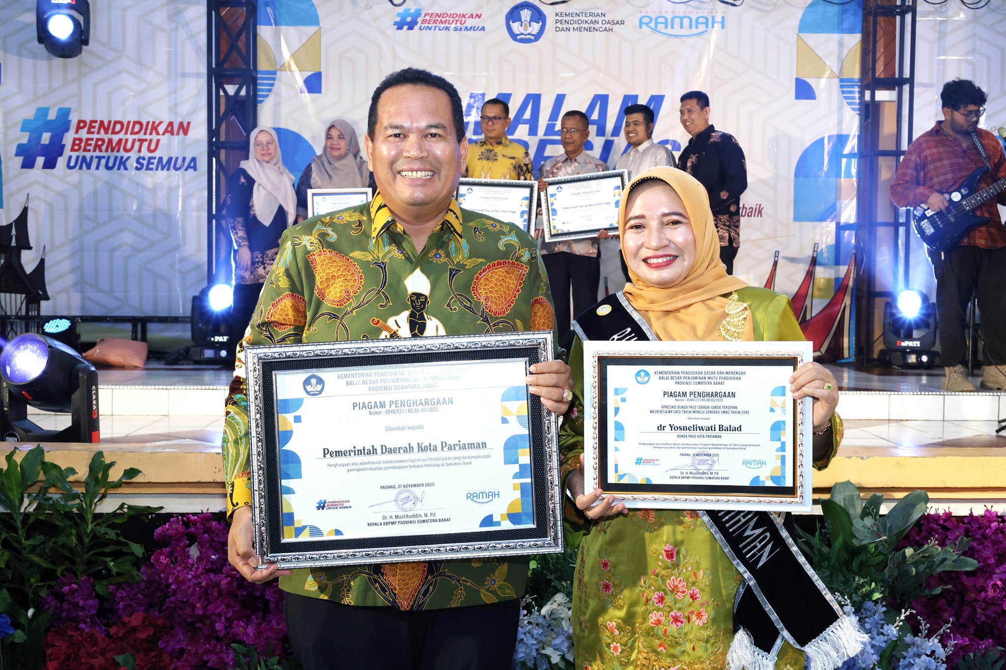 Wali Kota Pariaman Yota Balad menerima penghargaan Bersama Bunda PAUD Kota Pariaman Ny Yosneli Balad.