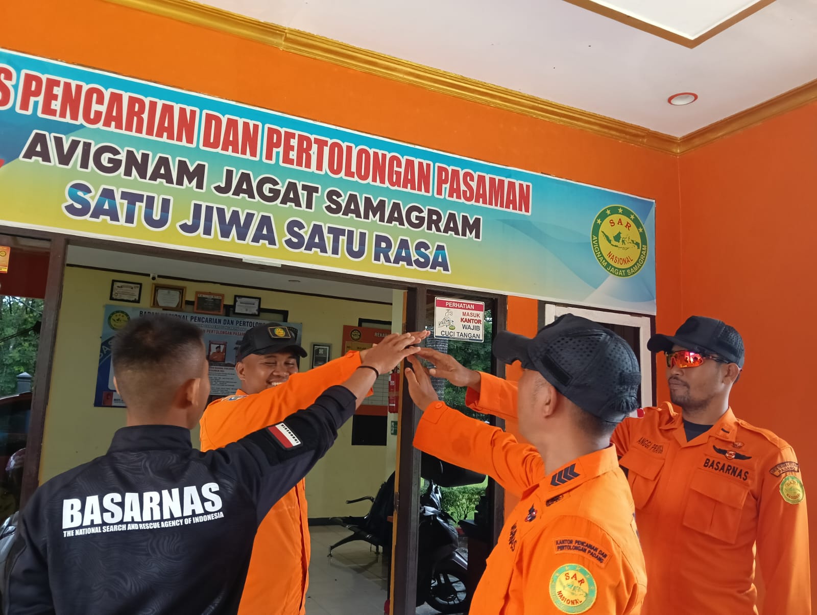 Tim SAR diberangkatkan untuk bantuan evakuasi warga terjebak di ladang di Palembayan, Agam, Minggu (23/11/2025).