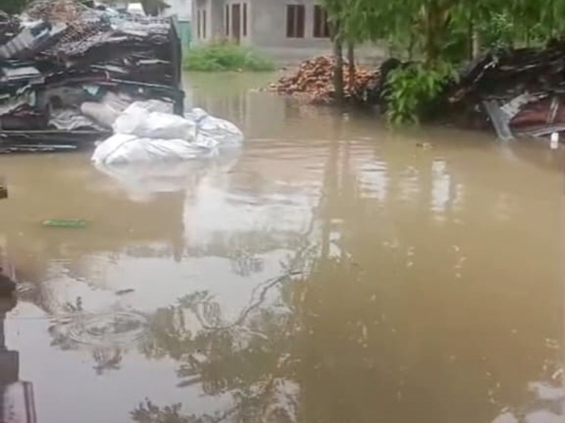 Banjir merendam Kampung Koto Ulakan Tapakis akibat luapan Sungai Sandi. Sekitar 500 warga mengungsi, air belum surut hingga sore.