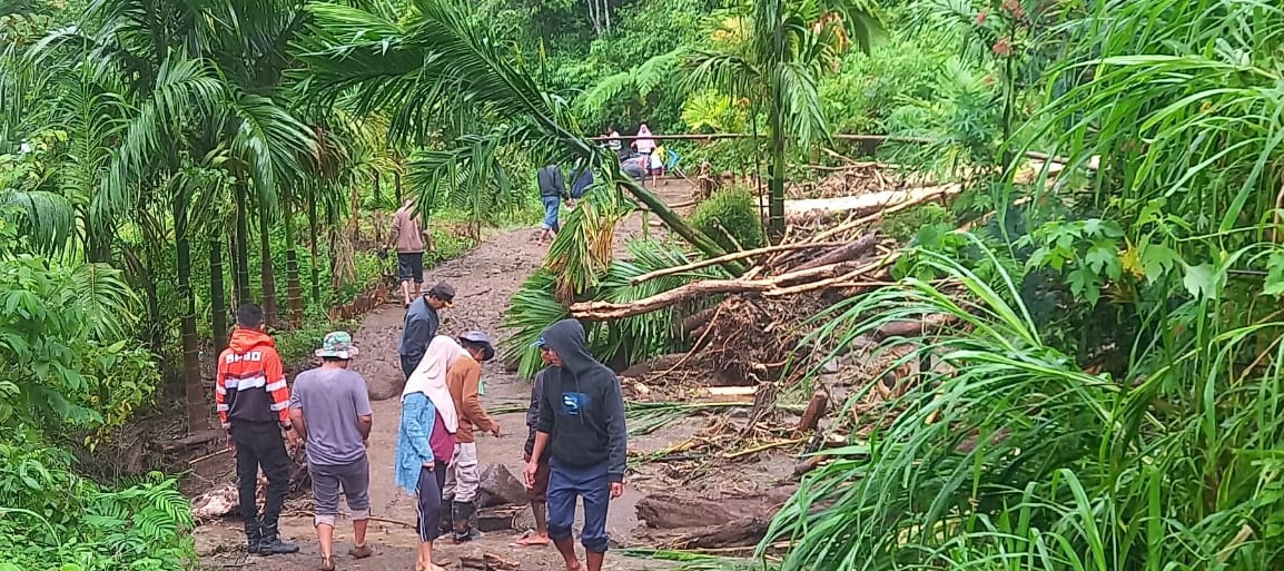 PANTAU KONDISI: Banjir bandang menutup jalan lingkar Sicawan-Paninjauan di Peninjauan, Kecamatan Tanjungraya, Kabupaten Agam, Minggu (23/11).