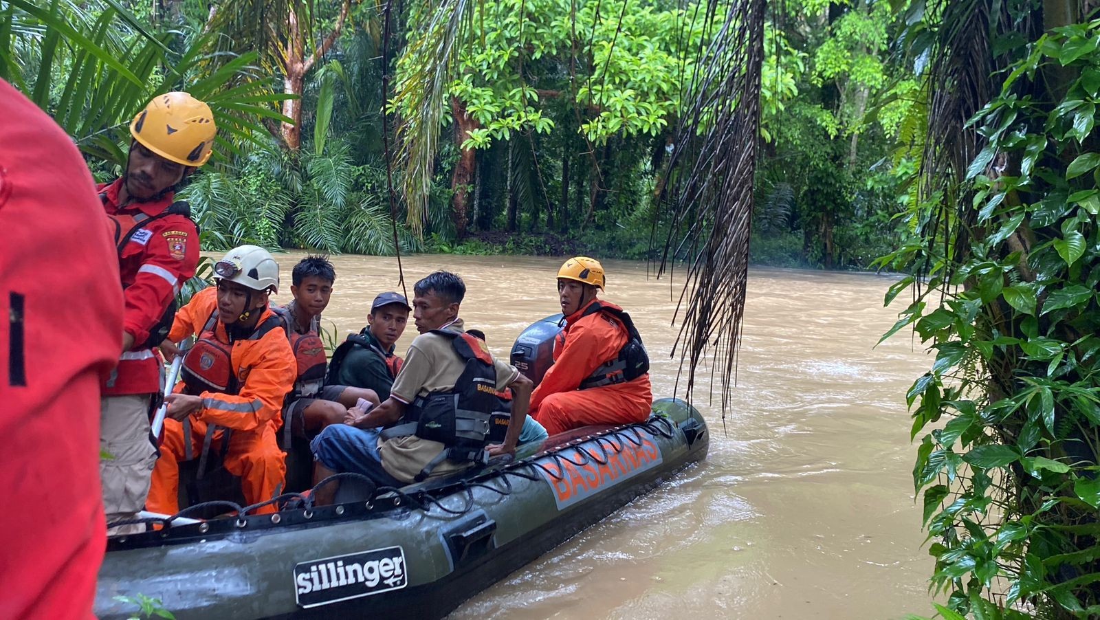 EVAKUASI: Tim SAR gabungan melakukan evakuasi terhadap warga terjebak di ladang akibat luapan sungai di Nagari Salareh Aia Barat, Agam, Minggu (23/11).