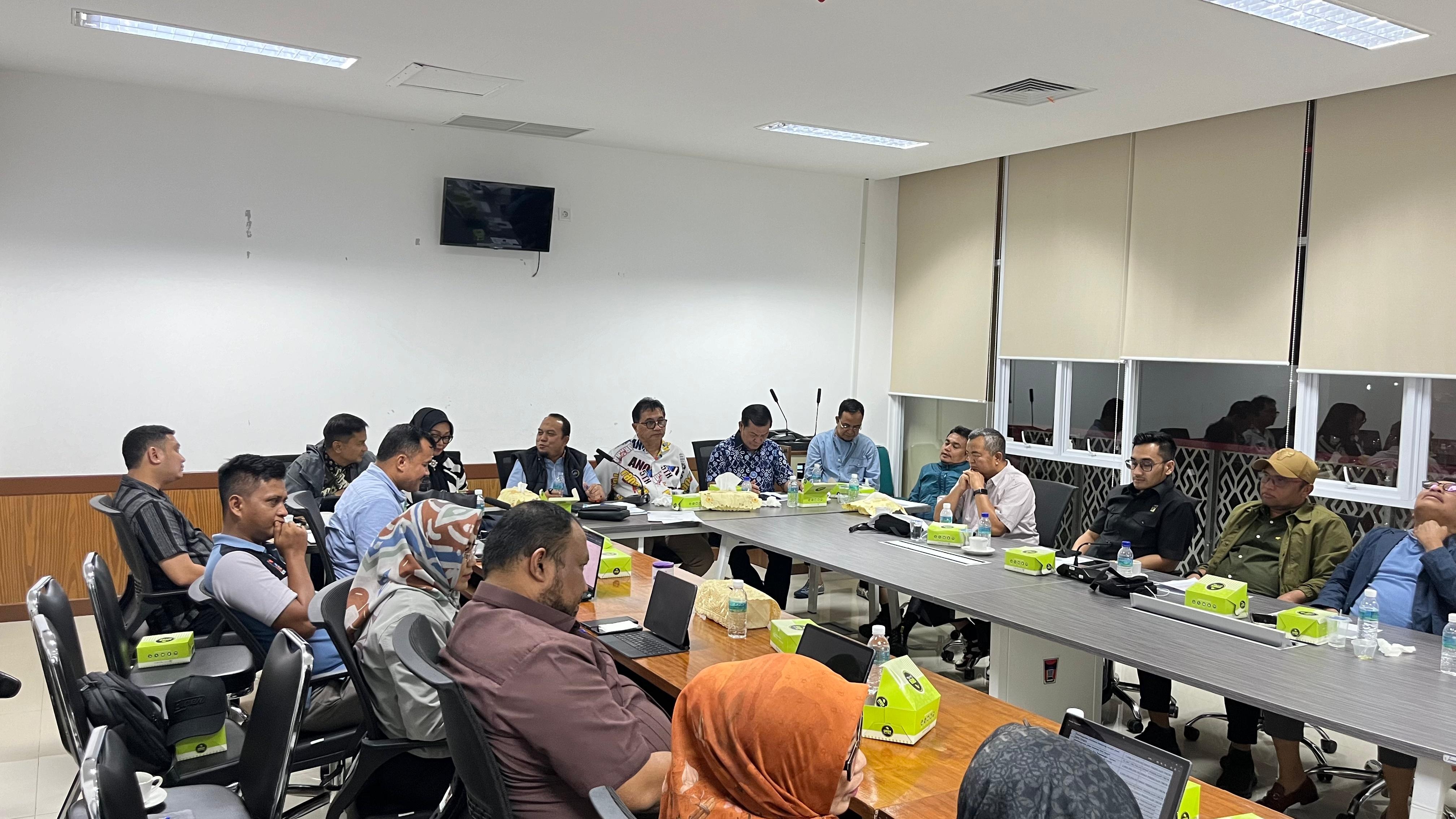 Suasana rapat banggar DPRD Padang bersama TAPD Pemko Padang dalam mencari solusi defisit anggaran APBD 2026.