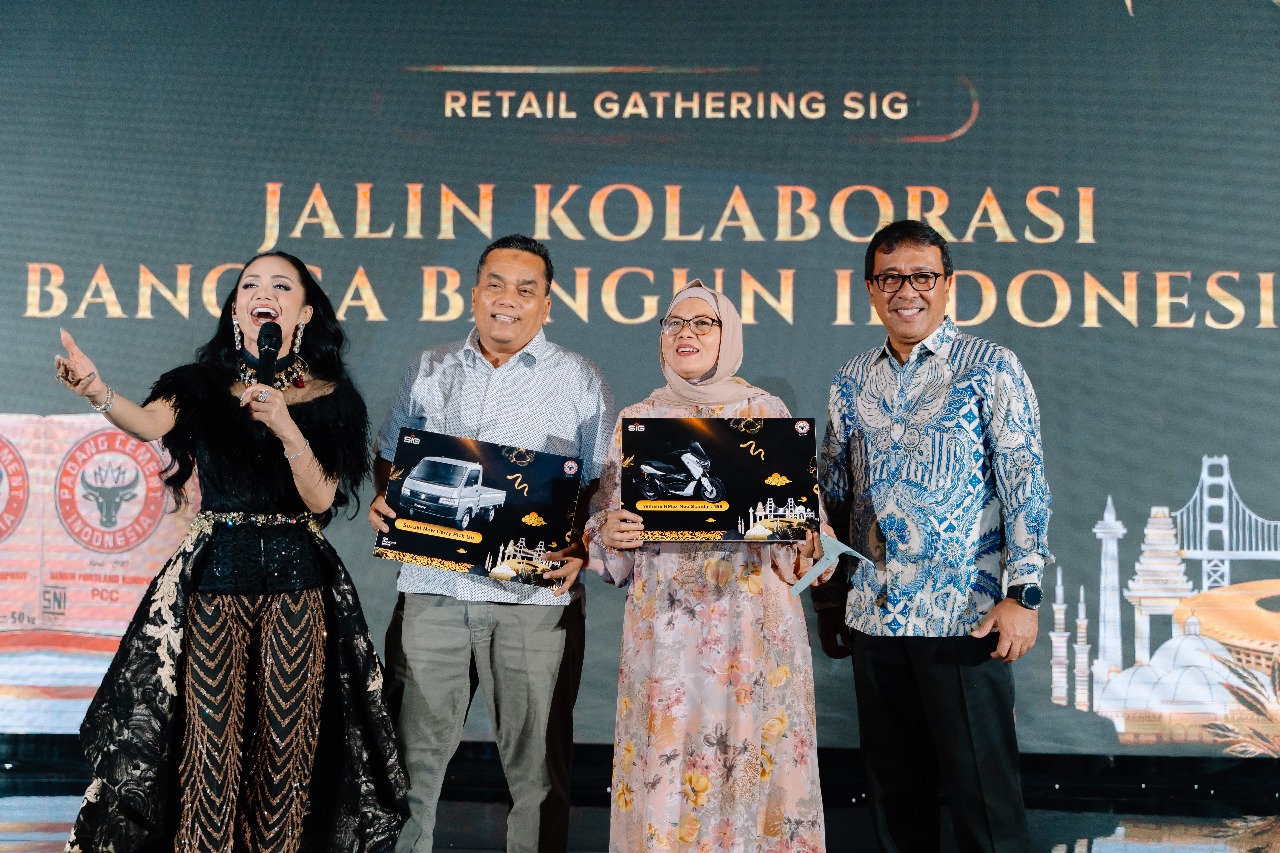 Direktur Utama PT Semen Padang, Pri Gustari Akbar serahkan hadiah grand prize pick up Carry kepada pemilik Toko Bangunan Maju Jaya, Syahrioma Yosse, ditemani diva Indonesia, Krisdayanti.