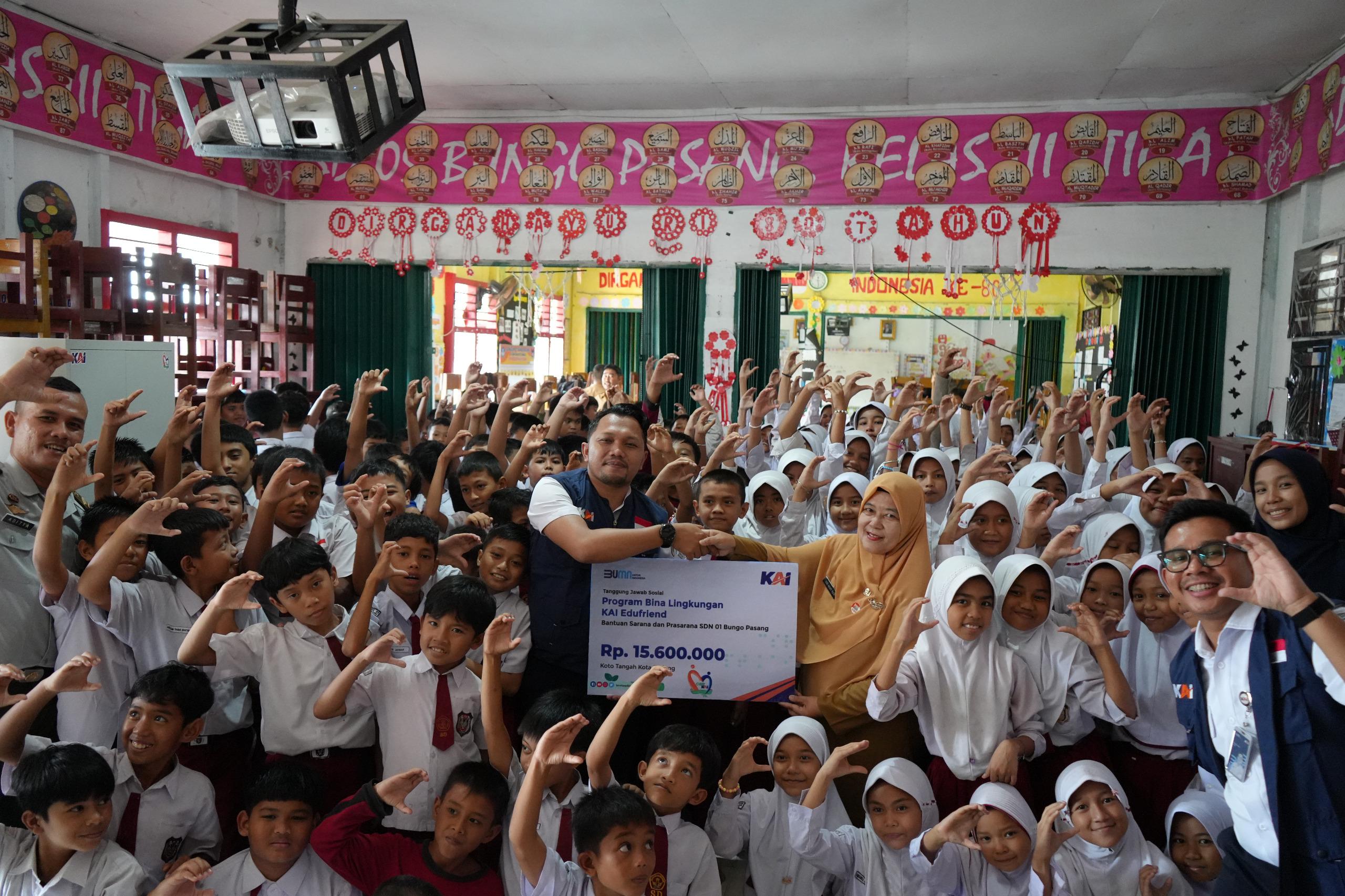 KAI Divre II Sumbar salurkan dana TJSL Rp552,5 juta hingga November 2025 untuk sekolah, TK, dan panti asuhan di Padang.