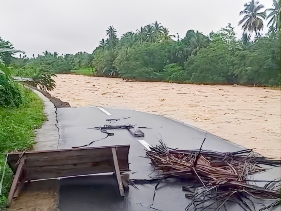 Longsor akibat luapan Bendungan Batanganai memutus total jalan penghubung Pasie Laweh&ndash;Salibutan di Padangpariaman, Senin (24/11/2025).