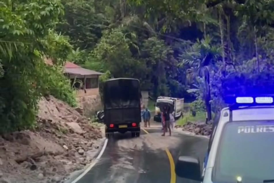 Jalur Bukittinggi&ndash;Pasaman via Palupuah kembali normal setelah material longsor di Simpang Patai dibersihkan, Senin siang (24/11/2025).