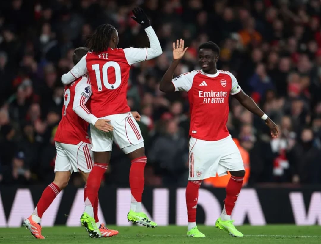 Ebere Eze merayakan gol bersama Bukayo Saka saat Arsenal kalahkan Tottenham 4-1 di North London Derby 2025. (Foto: premierleague.com)