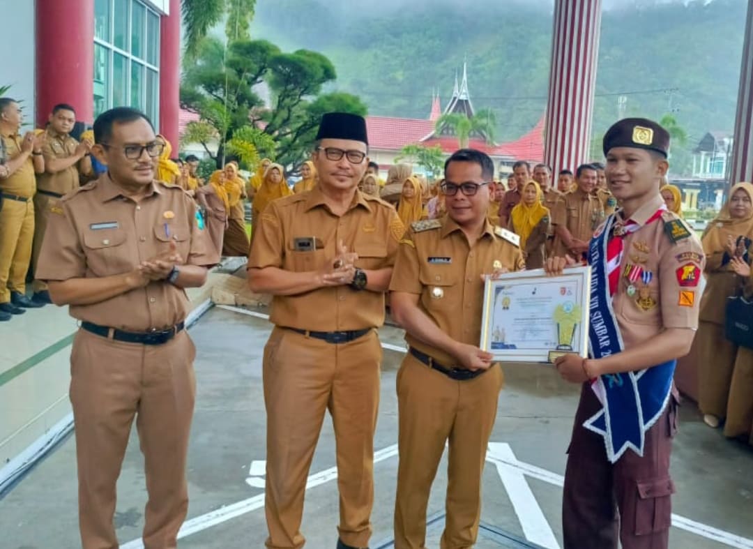 Wakil Bupati Pesisir Selatan Risnaldi Ibrahim menyerahkan penghargaan Putra Raimuna Daerah VII Sumbar kepada Muhammad Sayyid Alsafari Kefsi.(Foto: Yoni Syafrizal/Padek)