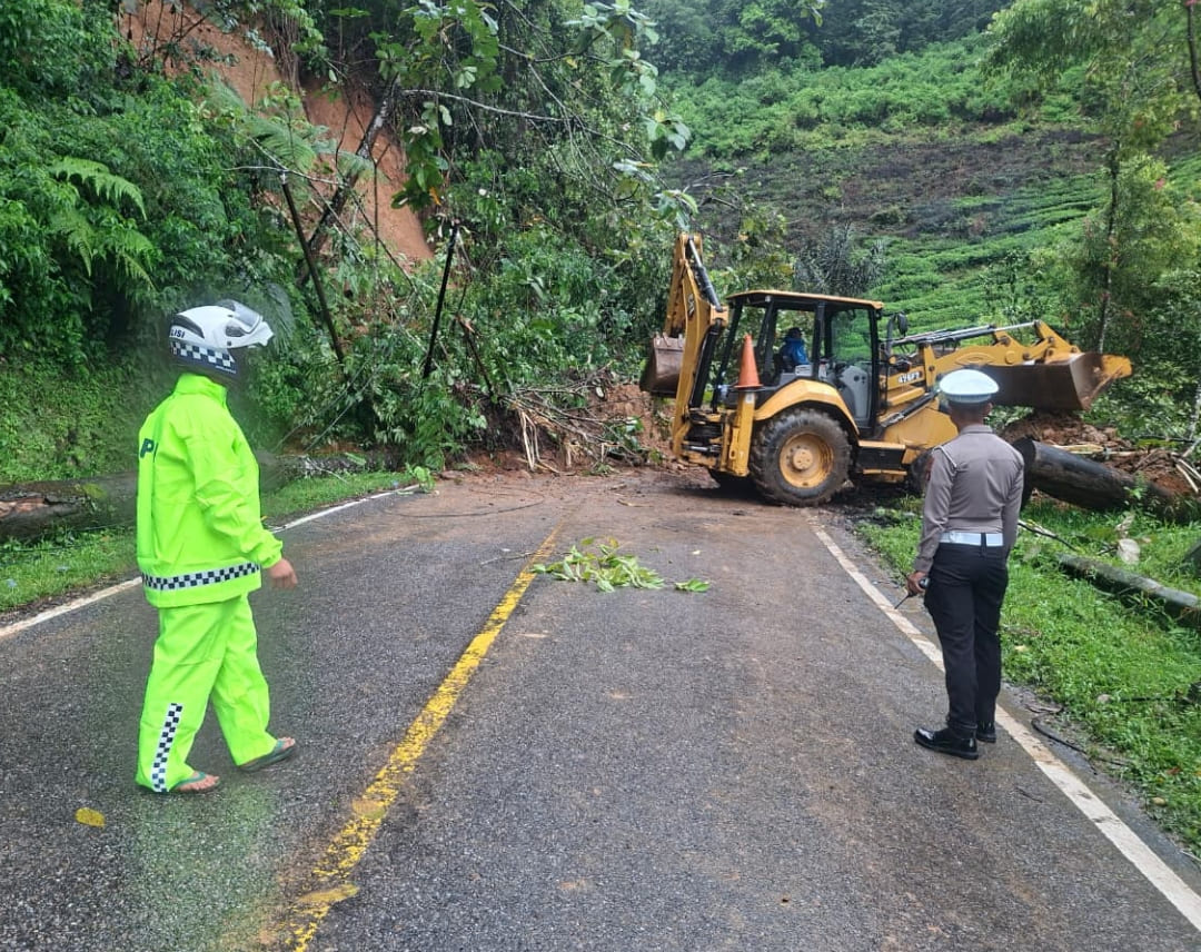 Jalur utama Solsel-Solok tertutup material longsor di Jorong Kayu Jao, Kecamatan Gunung Talang, Senin (24/11/2025).(Foto: Satlantas Polres Solok)