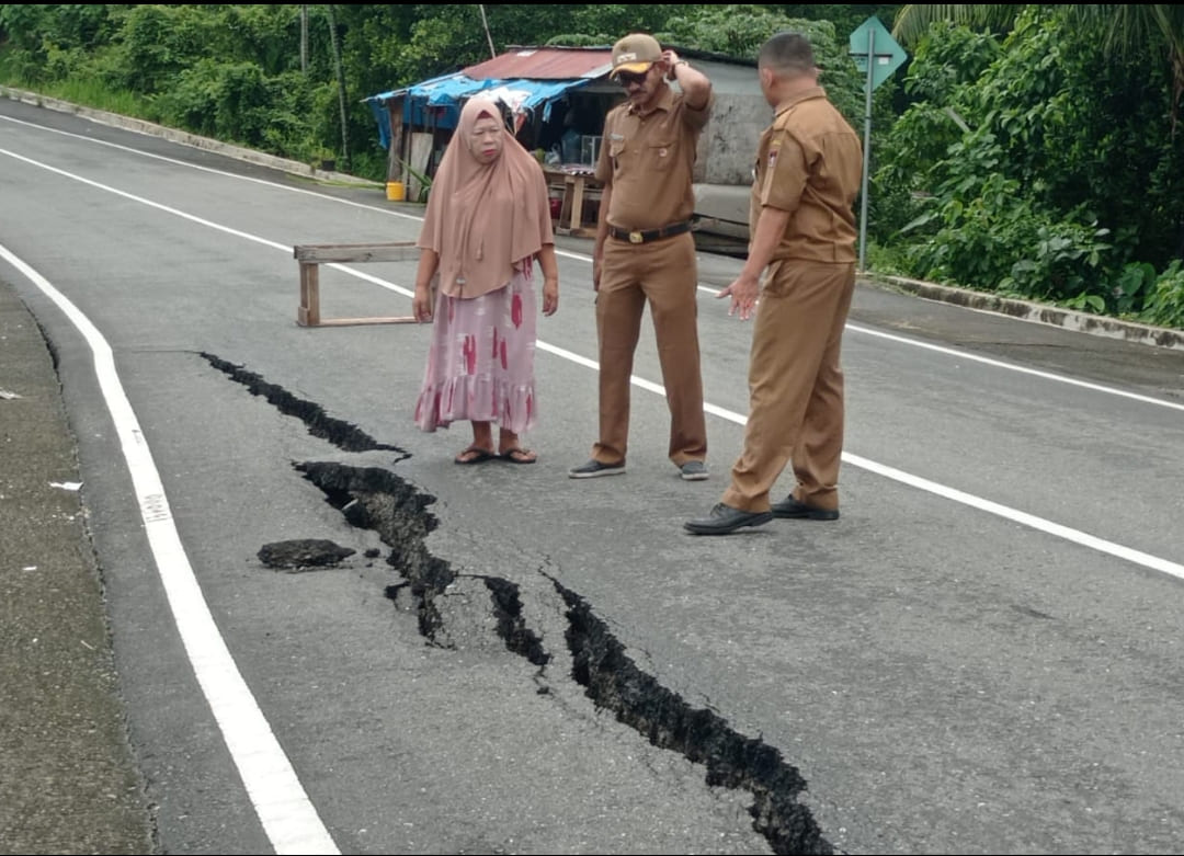 Keretakan jalan sepanjang 50 meter di Bukit Peti-Peti, Kelurahan Teluk Bayur, Kecamatan Padang Selatan, Kota Padang, Senin (24/11/2025). (Foto: BPBD Padang)
