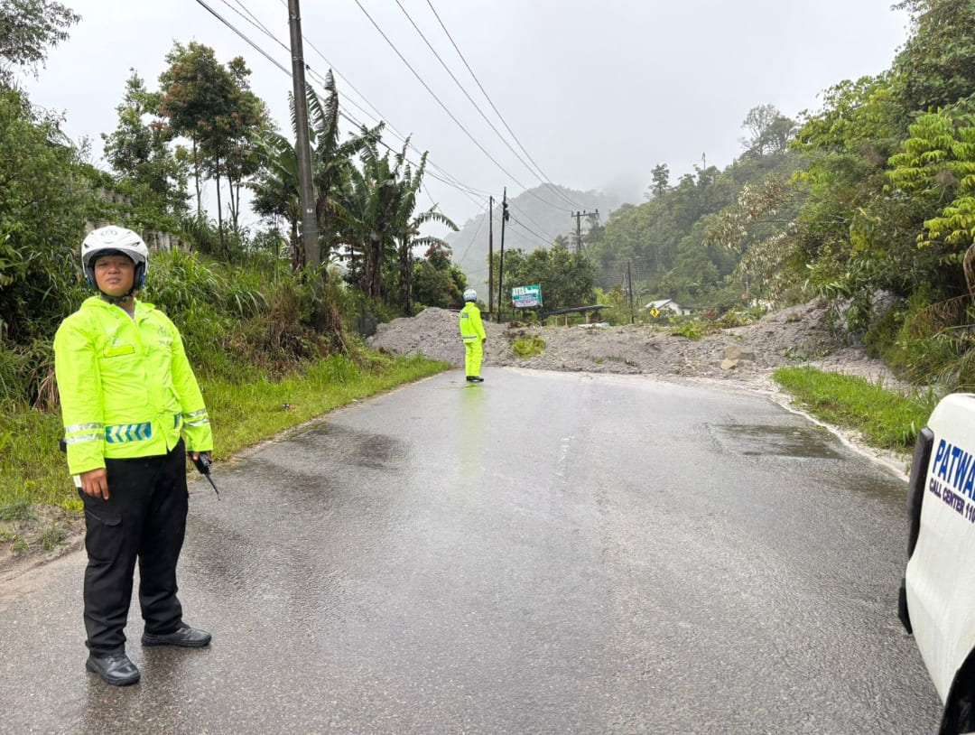 Jalan Padang-Bukittinggi via Malalak ditutup total akibat longsor tiga titik, Senin (24/11/2025). (Foto: Satlantas Polresta Bukittinggi)
