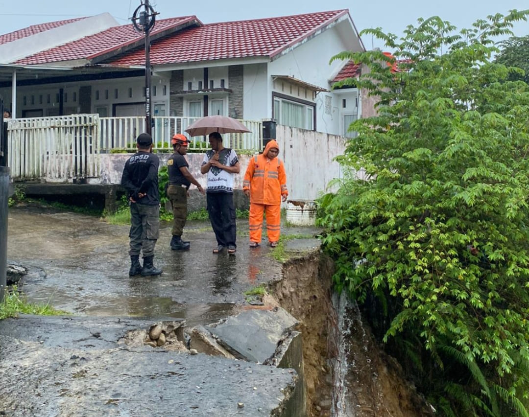 BPBD Kota Padang tinjau lokasi longsor Koto Lalang untuk mitigasi rumah warga terdampak, Senin (24/11/2025).(Foto: BPBD)
