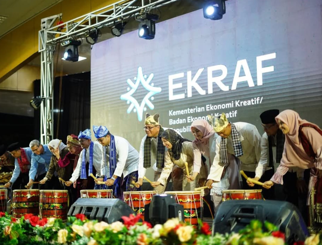Menteri Ekonomi Kreatif Teuku Riefky Harsya meresmikan Tanahdatar Creative Hub dan Ekraf Fest 2025 di Lapangan Cindua Mato, Batusangkar.(Foto: Prokopim)