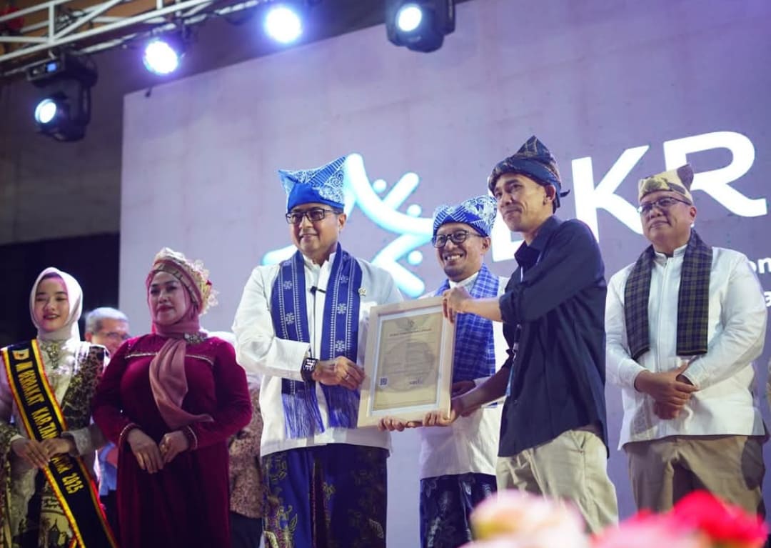 Penyerahan Hak Kekayaan Intelektual (HKI) kepada pelaku kreatif lokal oleh Menteri Ekraf Teuku Riefky Harsya di Tanahdatar.(Foto: Prokopim)