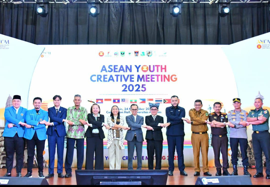 Wali Kota Padang Fadly Amran buka AYCM 2025 di Convention Hall Unand, dihadiri ratusan peserta dan delegasi pemuda ASEAN. (Foto: Prokopim)