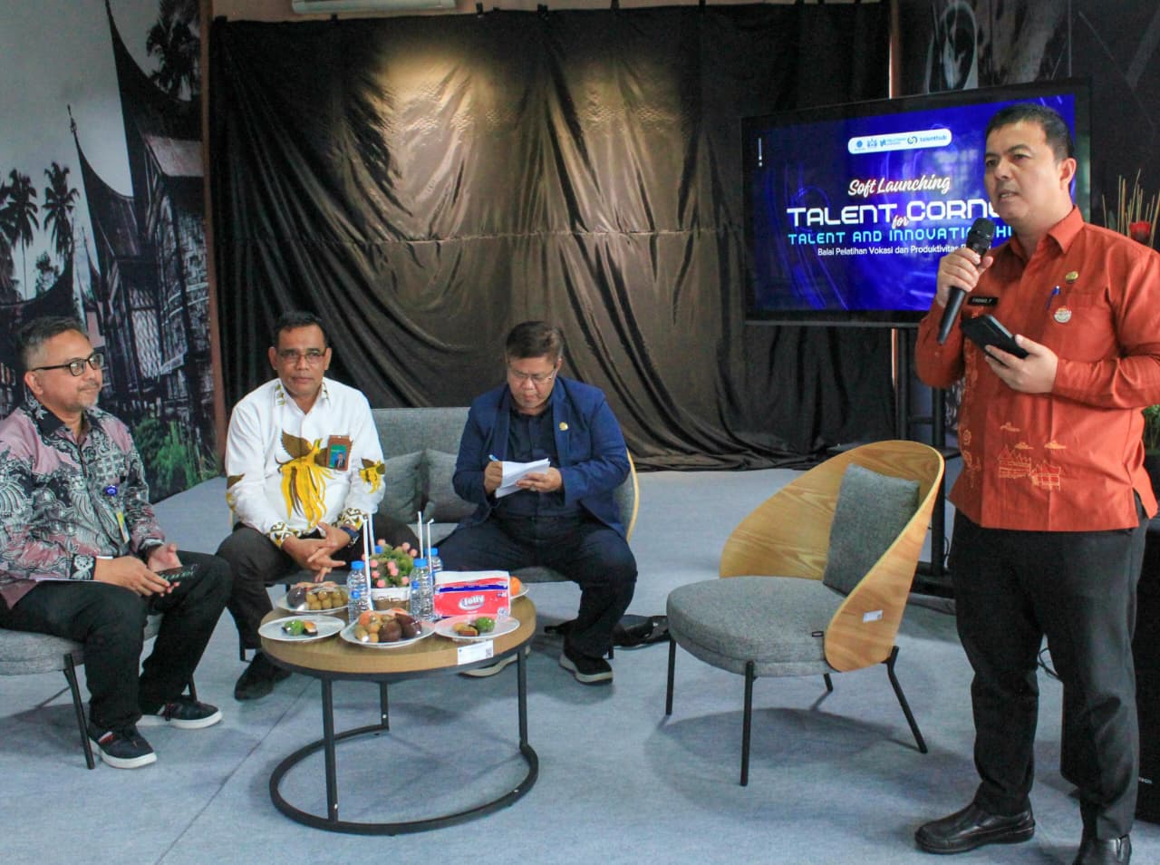 PEMBEKALAN: Kepala Disnakertrans Sumbar Firdaus Firman memberi arahan saat pelatihan PBK Batch 4 dan peluncuran Talent Corner&ndash;Talent for Innovation Hub di BPVP Padang, baru-baru ini.