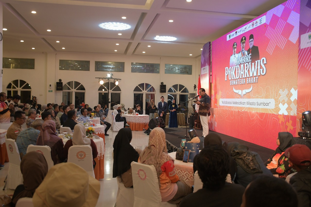 Direktur Keuangan dan Umum PT Semen Padang, Iskandar Zulkarnain Lubis, beri sambutan pada malam networking dan gala dinner serta pembukaan Jambore Pokdarwis, Jumat malam (21/11/2025).