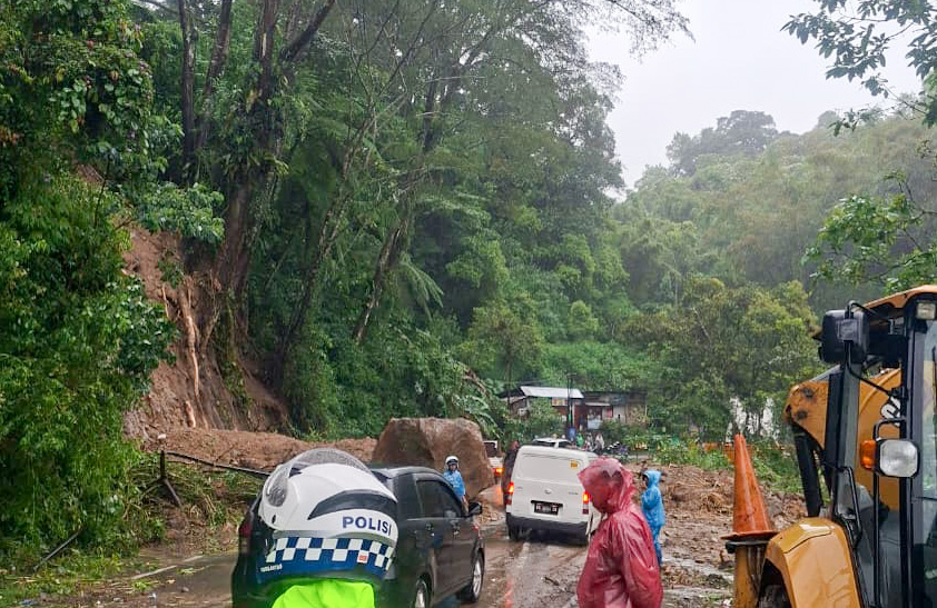 Sempat putus total akibat longsor, jalur Solsel-Solok sudah bisa dilalui kendaraan, Senin (25/11/2025) pukul 17.15 WIB. (Foto: Satlantas Polres Solok)