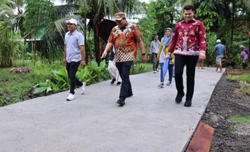 Yota Balad meninjau pembangunan jalan rabat beton program padat karya Kemenaker RI di Desa Marabau dan Pakasai, Kota Pariaman.